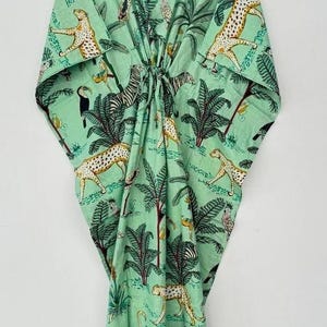 Vestido caftán con estampado de jungla tropical: vestido playero bohemio de algodón para mujer, cómodo y elegante.