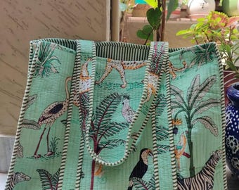 Bolsa de mano de algodón acolchada: bolsa de compras reutilizable con estampado de jungla india.