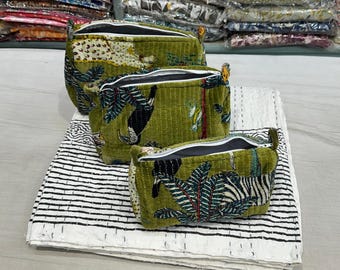 Juego de bolsas de maquillaje de terciopelo acolchado: bolsas de viaje para cosméticos con estampado de jungla.