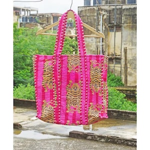 Pink Tiger Print gesteppte Einkaufstasche | Handgemachte Umhängetasche aus Baumwolle | Boho Markttasche | Große wiederverwendbare Einkaufstasche | Umweltfreundliche Reisetasche