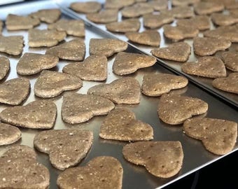 Hunde Leckerli, Frisch gebackene Apfel-Zimtherzen (1/2lb)