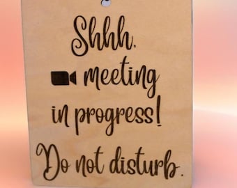 Puede incluir: Un letrero de madera con el texto "Shhh. reunión en curso! No molestar." y un icono de cámara de vídeo.