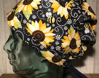 Zonnebloem en hommel marineblauwe scrubcap met marineblauwe polka dot stropdassen niet zoals afgebeeld