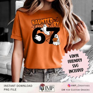 Puede incluir: Camiseta naranja con el texto "HAUNTED BY 67" en negro y naranja, con gr&aacute;ficos de fantasmas y telara&ntilde;as. La camiseta incluye el texto "VINYL FRIENDLY SVG INCLUDED".