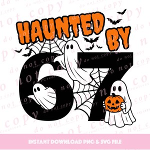 Puede incluir: Gr&aacute;fico de Halloween con las palabras "HAUNTED BY 67" en naranja y negro. Incluye murci&eacute;lagos, telara&ntilde;as e ilustraciones de fantasmas. Un fantasma sostiene una calabaza. Perfecto para Halloween.