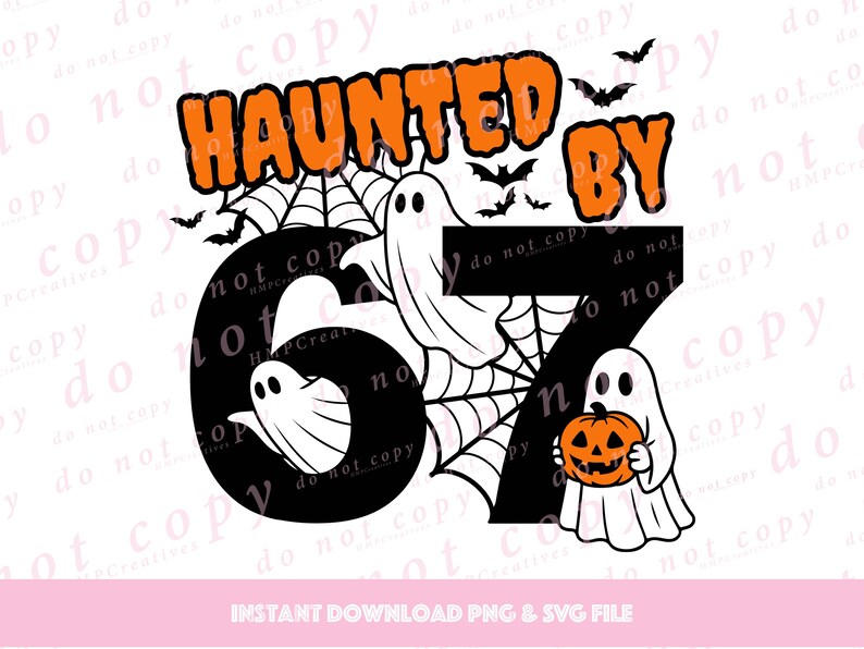 Puede incluir: Gr&aacute;fico de Halloween con las palabras "HAUNTED BY 67" en naranja y negro. Incluye murci&eacute;lagos, telara&ntilde;as e ilustraciones de fantasmas. Un fantasma sostiene una calabaza. Perfecto para Halloween.