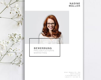 Könnte beinhalten: Ein Lebenslauf-Template mit einem Foto einer Frau mit roten Haaren, die eine Brille trägt. Der Text auf dem Lebenslauf lautet "Bewerbung Projektleiterin Marketing" und enthält die Kontaktdaten von Nadine Müller.