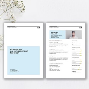Może przedstawiać: Czarno-biały szablon CV z niebieskim tłem. CV jest dla Andreasa Müllera, który aplikuje na stanowisko kierownika marketingu online. CV zawiera jego doświadczenie zawodowe, wykształcenie, umiejętności i hobby.