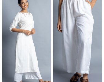 Puede incluir: Pantalón palazzo blanco de pierna ancha y cintura elástica. El pantalón está hecho de una tela ligera y tiene un corte casual y relajado.