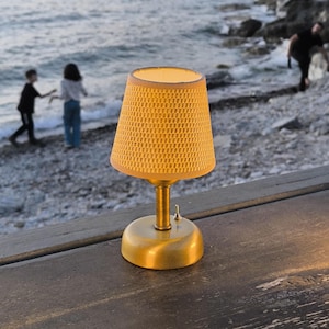 Poliertes Gold Led Tischlampe | Funk Retro Lampe | Wiederaufladbare Mini Schreibtischleuchte | Rattanschirm Lampe | Gemütliche Lampe | Ambiente Beleuchtung