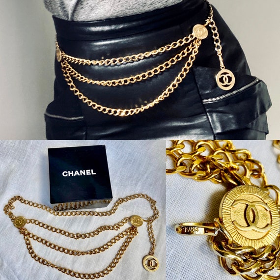 Authentic iconic vintage 1986 gold Chanel logo bel