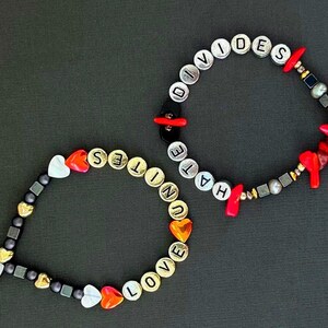 Par de pulseras activistas personalizables "El amor une, el odio divide" para adultos y niños