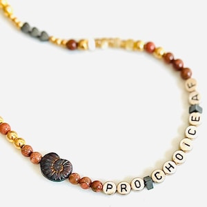 Collar de piedras preciosas Pro Choice y Prevail que también se puede usar como pulsera apilada