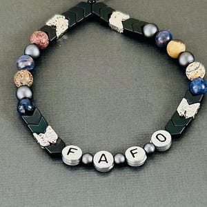 Pulsera de piedras preciosas personalizable FAFO para adultos: perfecta para hacer una declaración contundente