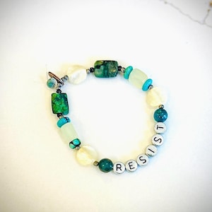 Pulsera personalizable Resist con piedras preciosas, perlas y turquesas para adultos y niños: perfecta para hacer una declaración contundente