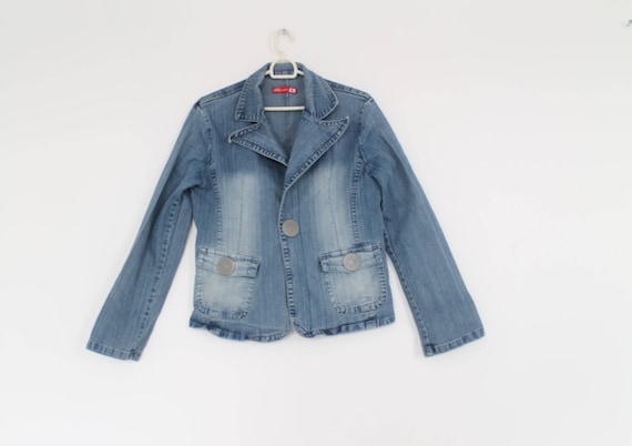 fitted distressed denim jacket