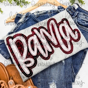 Könnte beinhalten: Ein weißes T-Shirt mit dem in Rot und Weiß gestickten Wort "DANA". Das Shirt ist über eine blaue Jeansjacke gelegt.