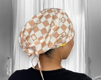 Gorros quirúrgicos color canela con estampado de tablero de ajedrez para mujer, regalo para médico recién graduado, gorro quirúrgico retro, gorro quirúrgico con coleta a cuadros, regalo para médico residente