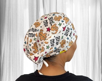 Gorros quirúrgicos navideños con forro de satén "Bite Me Gingerbreadman" para mujer, gorro quirúrgico de cirujano, regalo de Navidad para cirujana, gorro quirúrgico para coleta