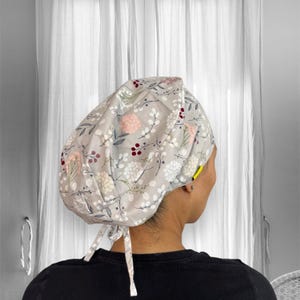 グレーのワイルドフラワー スクラブ キャップ、外科医用手術用キャップ、女性用スクラブ ハット、ボヘミアン スクラブ キャップ、ロングヘア用スクラブ キャップ