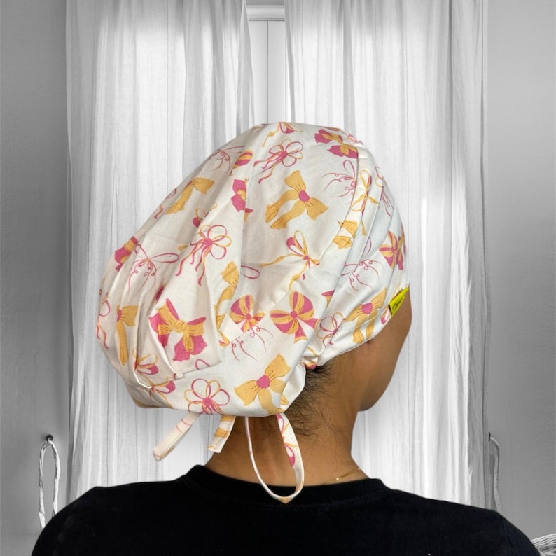 Messy Coquette Bögen Scrub Caps für Frauen, Band chirurgische Mütze, Pferdeschwanz Krankenschwester Cap, Satin gefütterte Peeling Hut, Chirurg Valentinstag Geschenk Bild 1