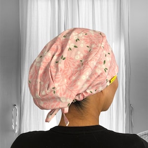 Blush Pink Floral Scrub caps for women. Surgical caps for surgeon. Great as new grad nurse gifts. Daisy summer nurse cap. Boho scrub hats