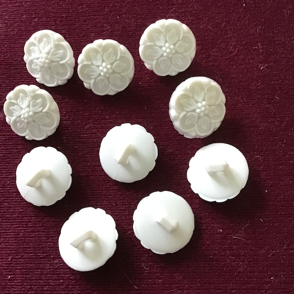 10 White Shank flower buttons, 18 mm