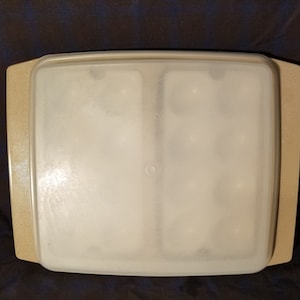 Vintage Beige Tupperware Deviled Egg Carrier Set. 1870er Jahre. Teilenummer 723.
