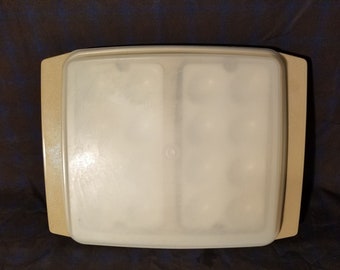 Vintage Beige Tupperware Deviled Egg Carrier Set. 1870er Jahre. Teilenummer 723.