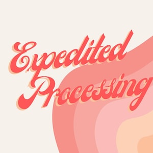 Op de afbeelding: Een grafisch ontwerp met de tekst "Versnelde verwerking" in rode cursieve letters op een achtergrond van roze en perzikkleurige golvende lijnen.