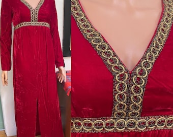 Vintage bordeauxrode fluwelen maxi-jurk jaren 60: gouden kanten rand, gemaakt in de VS