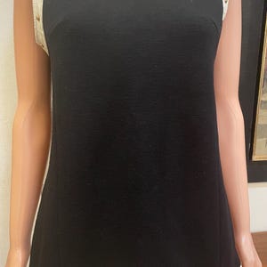 Túnica sin mangas o minivestido micro vintage GINA TERESA de lana negra, estilo espacial, años 60, con cuero blanco y ribete de tachuelas doradas