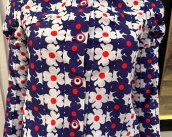 Camisa estilo Mod vintage de los años 60 con estampado floral rojo, blanco y azul y botones de Target.