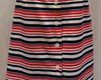 Falda de corte A a rayas rojas, blancas y azules estilo MOD vintage de los años 70 con cinturón de vinilo a rayas.