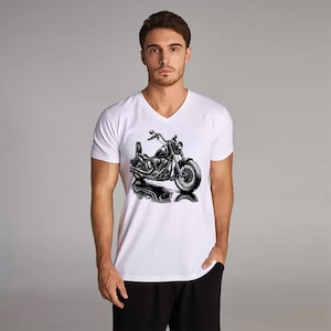 以下が含まれることがあります： 白地にVネックのTシャツに、黒と白のバイクのイラストが描かれている