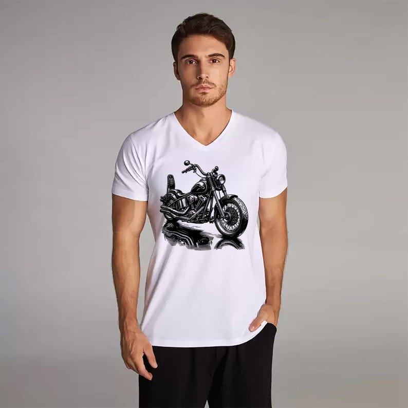 以下が含まれることがあります： 白地にVネックのTシャツに、黒と白のバイクのイラストが描かれている