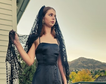 The Rhiannon Vintage Style Lace Wedding Veil in Black