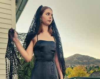 De Rhiannon vintage stijl kanten bruidssluier in zwart