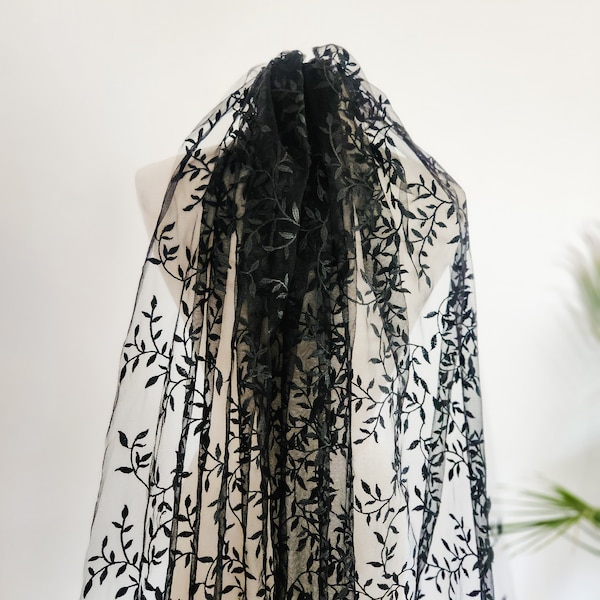 Velo de novia bordado negro con hojas que caen