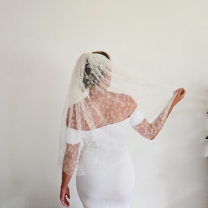 The Mini Daisy May Floral Veil Off White