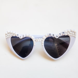 Gafas de sol con cristales de imitación y corazón blanco con protección UV hasta que la muerte nos haga fiesta