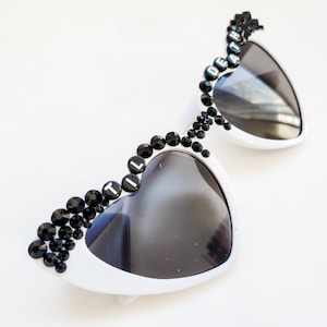 Lunettes de soleil en forme de coeur Til Death Protection UV noire et blanche !