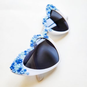 Gafas de sol con forma de corazón y diseño floral azul para fiestas en el jardín
