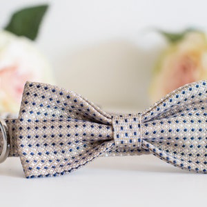 Hochzeit Hunde Outfit, personalisierter Hund, Hunde Hochzeitskleidung, bestes Hundehalsband, Hundefliege, Haustier Hochzeitsgast, Blau und Sand Punkte