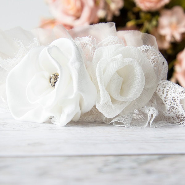 Collier de chien de mariage blanc avec roses et dentelle, collier de chien girly, collier de chien en dentelle, collier de chien de rose, collier de chien de fiançailles, tenue de mariage de chien