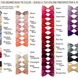 Puede incluir: Una tabla de colores de pajarita con una ilustraci&oacute;n de pajarita para cada color. Los colores est&aacute;n organizados por familia de colores, con los nombres de cada color listados debajo de la pajarita. El texto "CHOOSE THE DESIRED BOW TIE COLOR -- SCEGLI IL TUO COLORE PREFERITO PER IL PAPILLON" est&aacute; en la parte superior de la tabla.