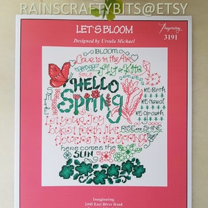 以下が含まれることがあります： ピンクとグリーンのクロスステッチパターンで、「Let's Bloom」と「Hello Spring」のテキストがファンシーなフォントで書かれています。パターンには、蝶、花、そして「Love is in the air」と「Here comes the sun」の言葉も含まれています。