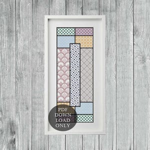 Può includere: Una stampa incorniciata con un design a motivi geometrici in tonalità di blu, verde, giallo, rosa e rosso. La stampa è in una cornice bianca e ha il testo "PDF DOWNLOAD ONLY" in un cerchio in basso.