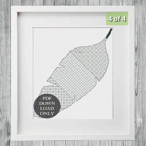 Könnte beinhalten: Ein schwarz-weißes Kreuzstichmuster einer Feder mit geometrischem Design. Das Muster ist gerahmt und enthält den Text "PDF DOWNLOAD ONLY".