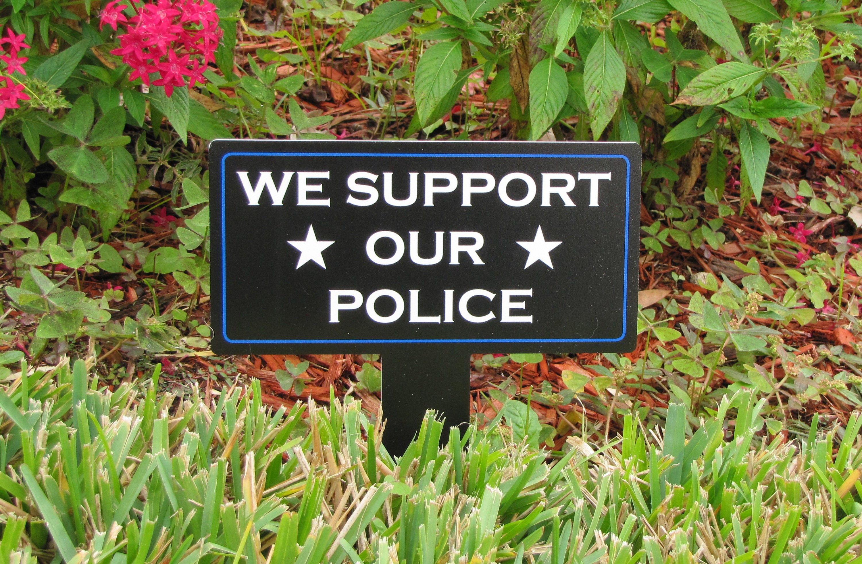 Support sign. Табличка жёлтая на улице пустая. Sign me техподдержка. Police sign. Support картинка.